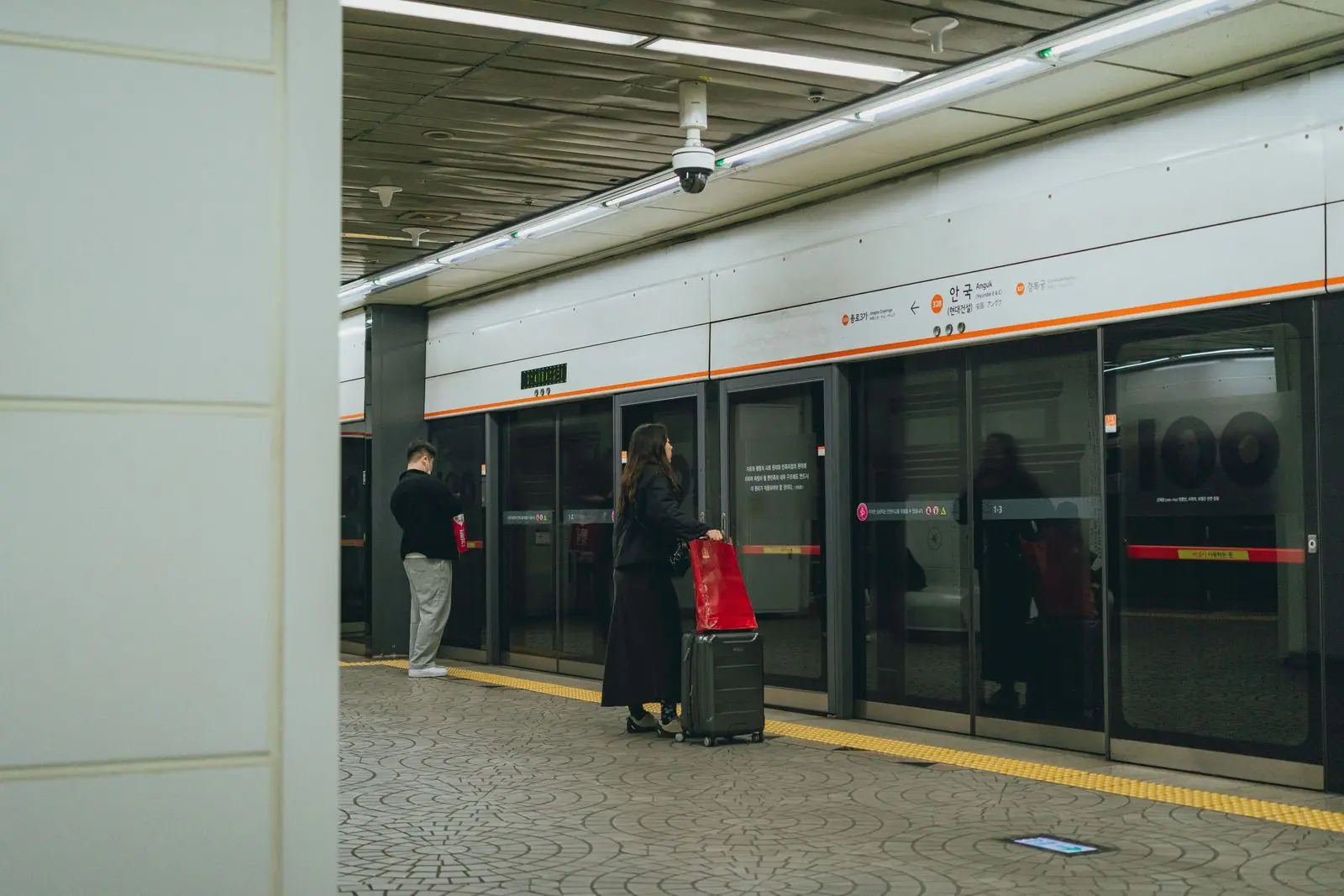 ソウル地下鉄のホームで電車を待つ人たち